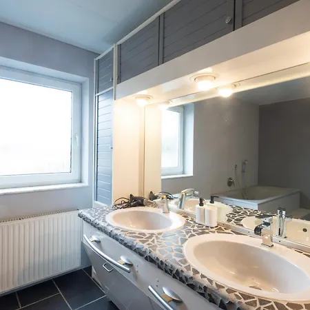 Modern Monteur Apartment Emmerich - 4 Bedrooms - 8 Single Beds شقة