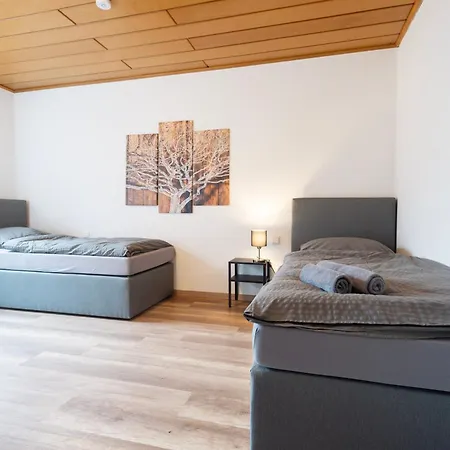 Modern Monteur Apartment Emmerich - 4 Bedrooms - 8 Single Beds شقة